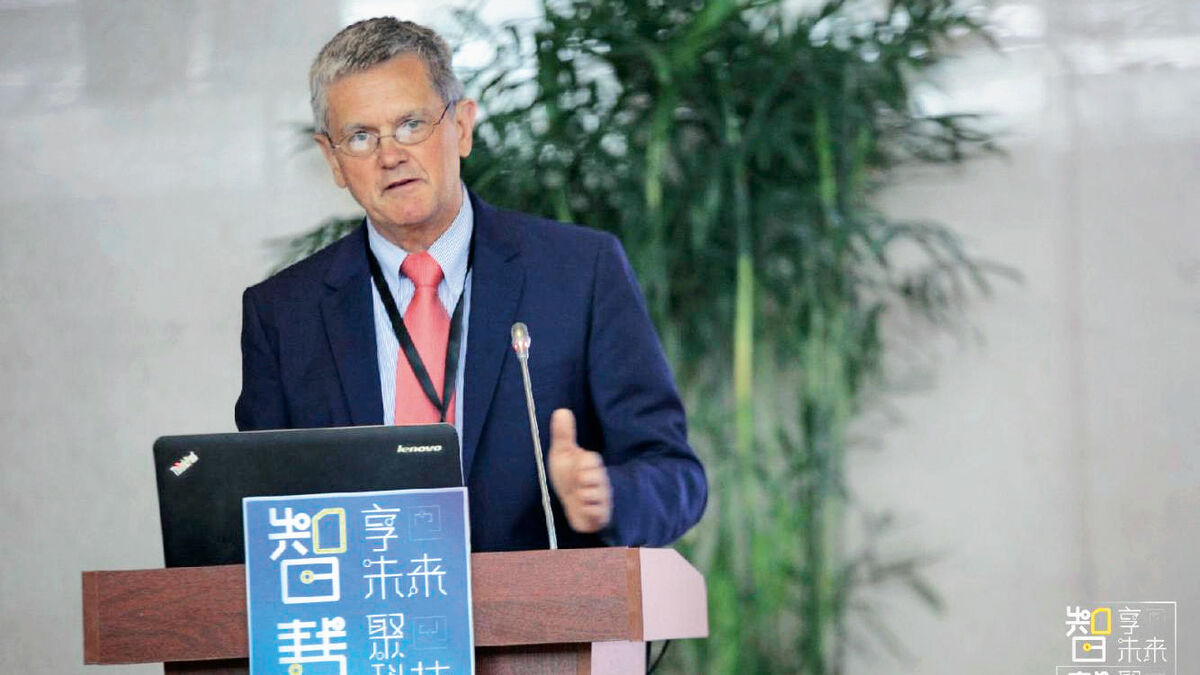 Rainer Hübl erläutert chinesischen Investoren die Wünsche deutscher Unternehmer.